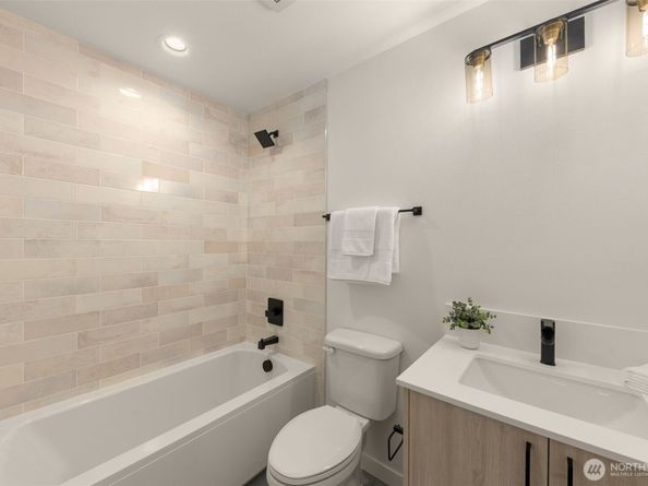 4414 Midvale Avenue N, Seattle WA 98103