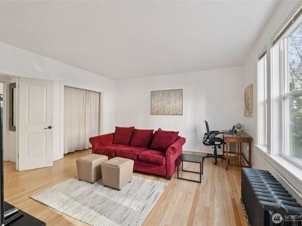 905 NE 43rd Street 108, Seattle WA 98105