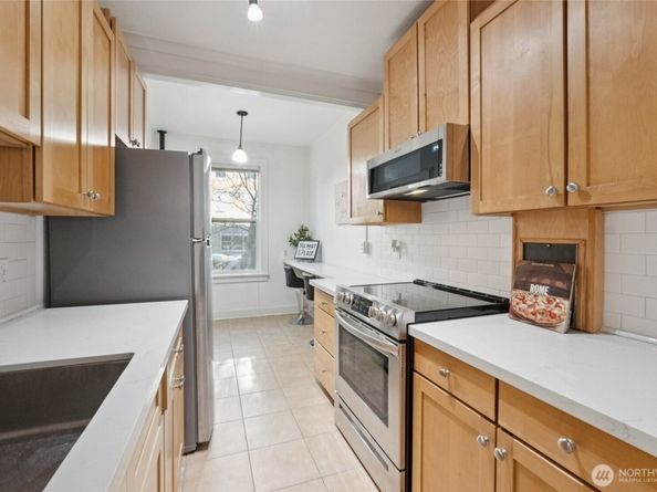 905 NE 43rd Street 108, Seattle WA 98105