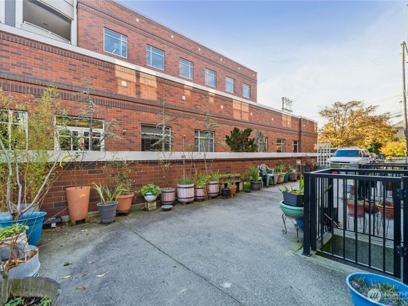 905 NE 43rd Street 108, Seattle WA 98105