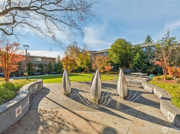 905 NE 43rd Street 108, Seattle WA 98105