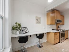 905 NE 43rd Street 108, Seattle WA 98105