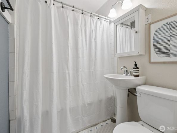 905 NE 43rd Street 108, Seattle WA 98105