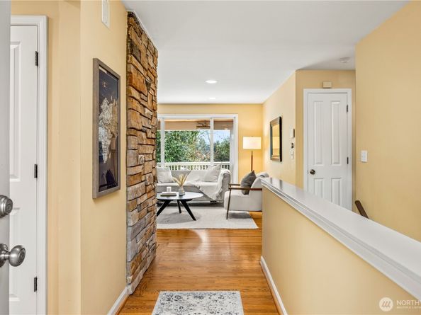 231 105th Avenue SE, Bellevue WA 98004