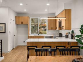 914 B 15th Avenue, Seattle WA 98122