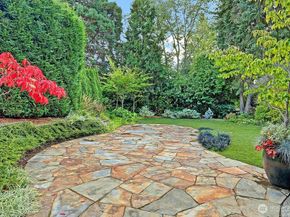 8975 NE 10th Street, Bellevue WA 98004