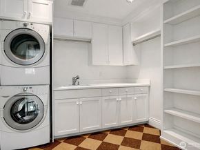 8975 NE 10th Street, Bellevue WA 98004