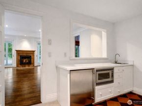 8975 NE 10th Street, Bellevue WA 98004