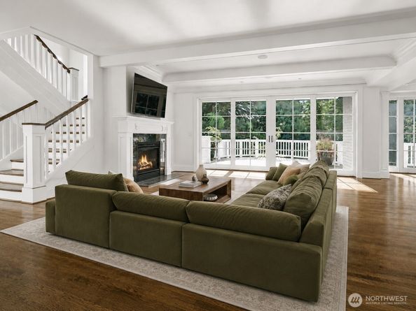8975 NE 10th Street, Bellevue WA 98004