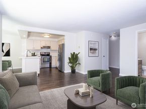 4231 NE 5th Street C102, Renton WA 98059