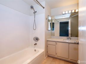 4231 NE 5th Street C102, Renton WA 98059