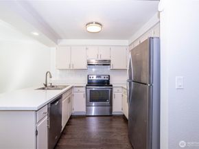 4231 NE 5th Street C102, Renton WA 98059