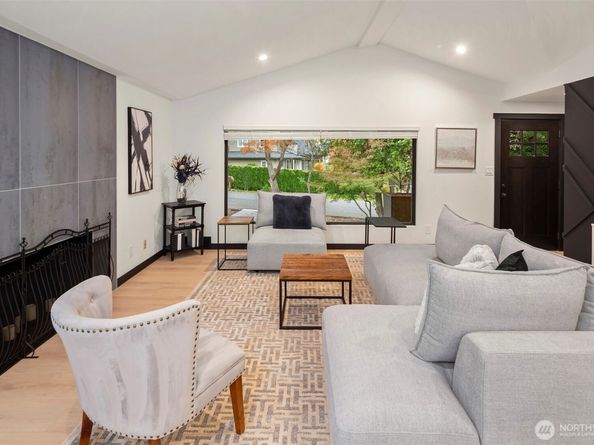 10045 NE 15th Street, Bellevue WA 98004