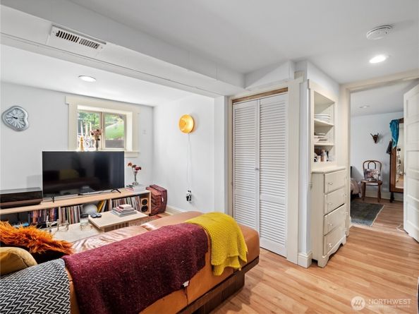 9701 Roosevelt Way NE, Seattle WA 98115