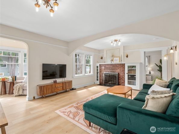 9701 Roosevelt Way NE, Seattle WA 98115