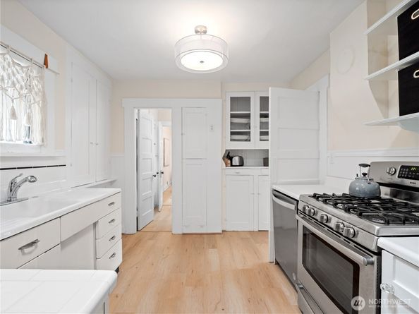 9701 Roosevelt Way NE, Seattle WA 98115