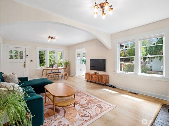 9701 Roosevelt Way NE, Seattle WA 98115