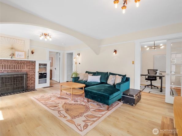 9701 Roosevelt Way NE, Seattle WA 98115