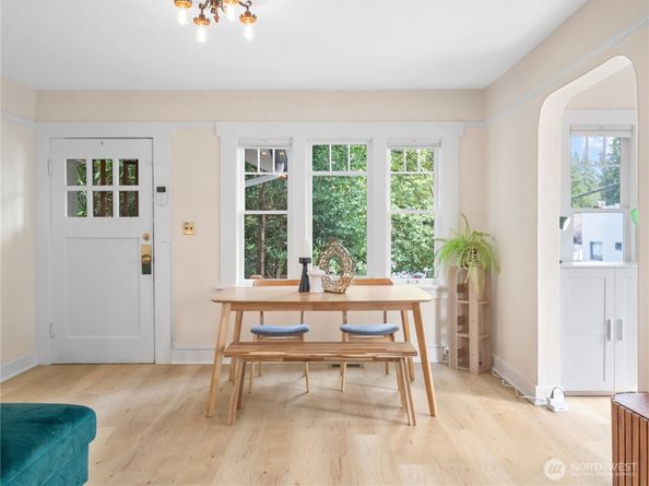 9701 Roosevelt Way NE, Seattle WA 98115