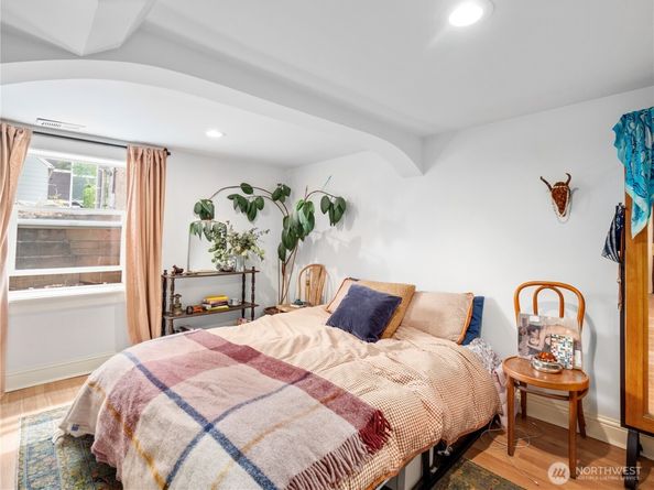 9701 Roosevelt Way NE, Seattle WA 98115