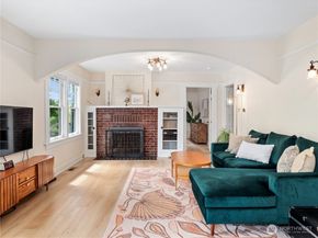 9701 Roosevelt Way NE, Seattle WA 98115