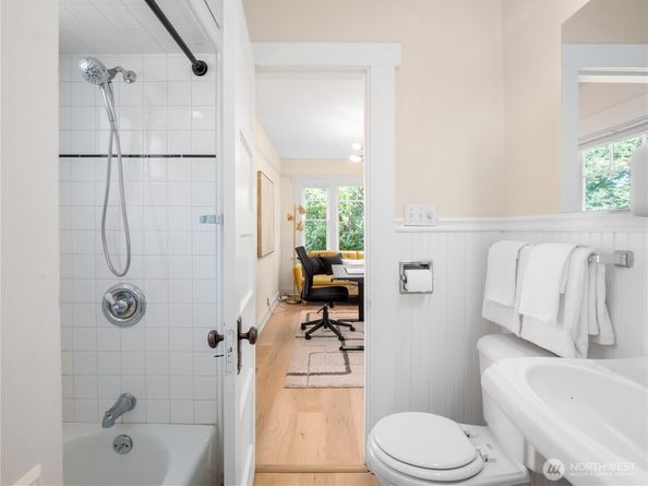 9701 Roosevelt Way NE, Seattle WA 98115