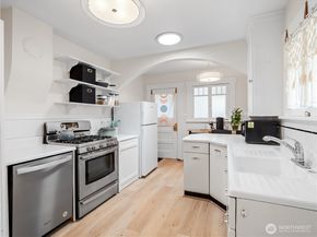 9701 Roosevelt Way NE, Seattle WA 98115