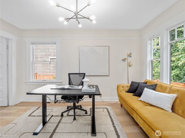 9701 Roosevelt Way NE, Seattle WA 98115