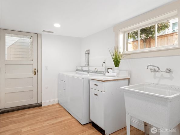 9701 Roosevelt Way NE, Seattle WA 98115