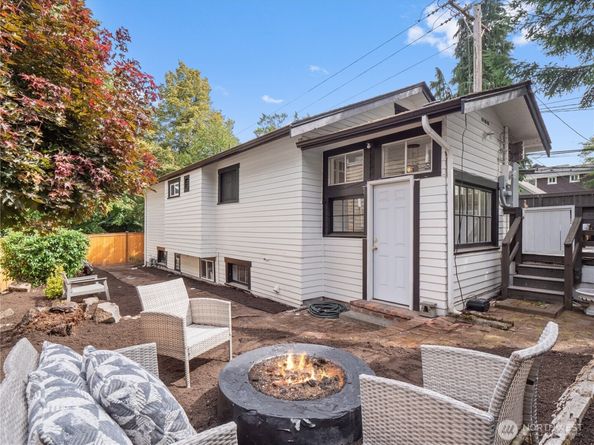 9701 Roosevelt Way NE, Seattle WA 98115