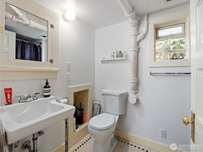 9701 Roosevelt Way NE, Seattle WA 98115