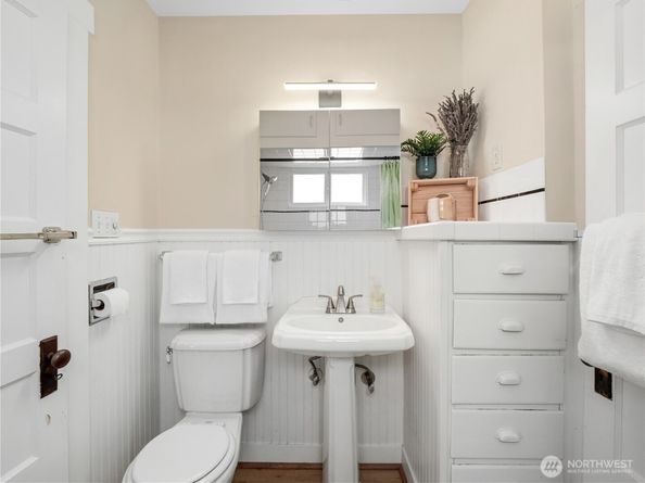 9701 Roosevelt Way NE, Seattle WA 98115