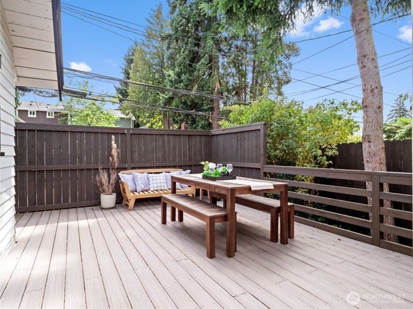 9701 Roosevelt Way NE, Seattle WA 98115