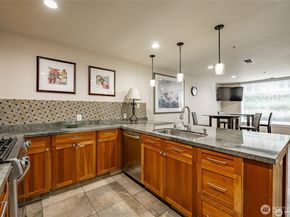 109 2nd Street S 423, Kirkland WA 98033