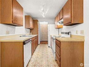 12528 NE 117th Place E1, Kirkland WA 98034