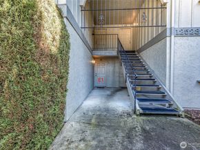 12528 NE 117th Place E1, Kirkland WA 98034