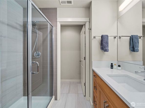 23000 NE 8th E5, Sammamish WA 98074