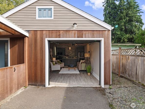 9728 45th Avenue NE, Seattle WA 98115
