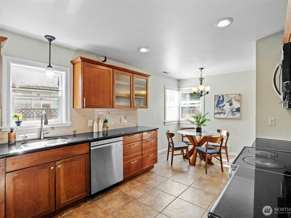 9728 45th Avenue NE, Seattle WA 98115