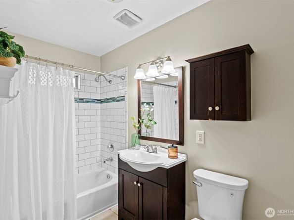 9728 45th Avenue NE, Seattle WA 98115