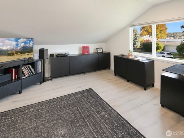 16505 Shore Drive NE, Lake Forest Park WA 98155