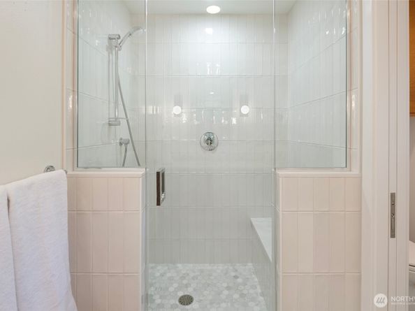16505 Shore Drive NE, Lake Forest Park WA 98155