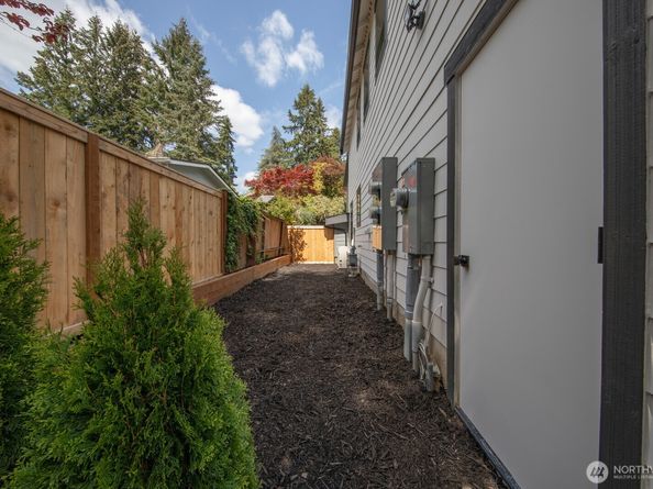 10434 NE 110th Street B, Kirkland WA 98033