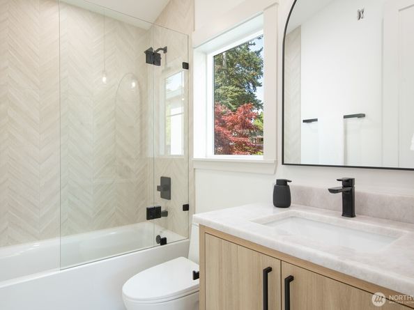 10434 NE 110th Street B, Kirkland WA 98033