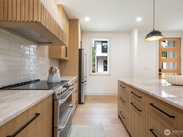 10434 NE 110th Street B, Kirkland WA 98033
