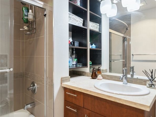 4547 8th Avenue NE 308, Seattle WA 98105