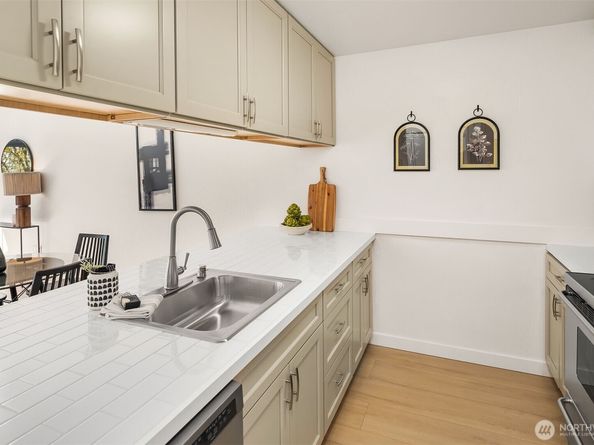 275 W Roy Street 414, Seattle WA 98119
