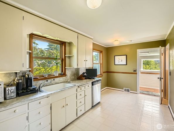 10758 22nd Avenue SW, Seattle WA 98146