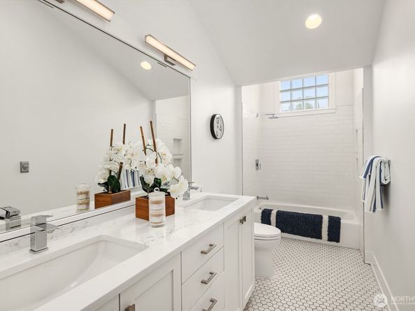 7934 Lake View Lane, Mercer Island WA 98040