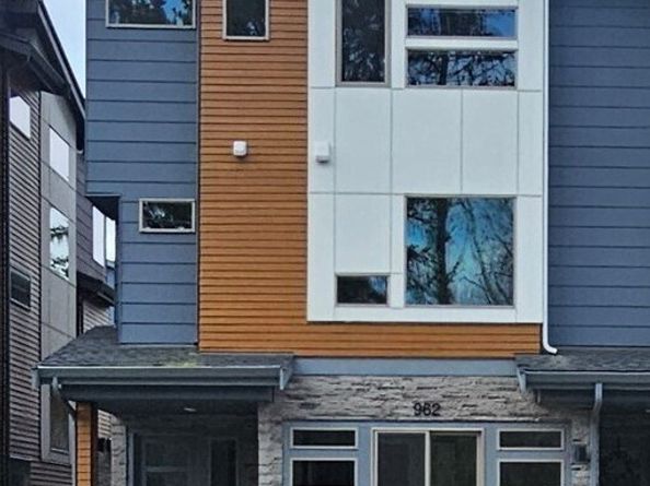 962 Dove Tail Lane NW 3, Bainbridge Island WA 98110